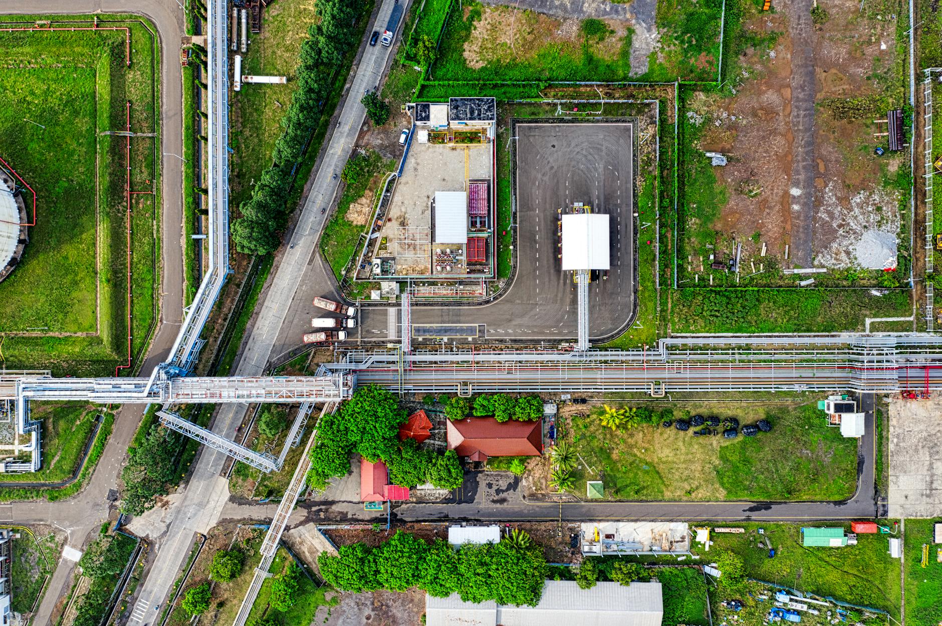 Widok z lotu ptaka na teren przemysłowy z halami i drogami