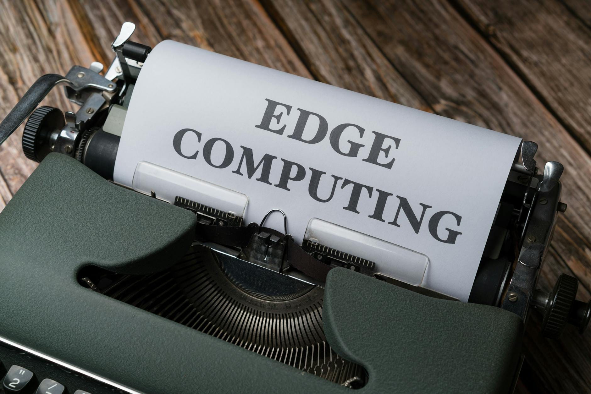 Stara maszyna do pisania z kartką z napisem Edge Computing