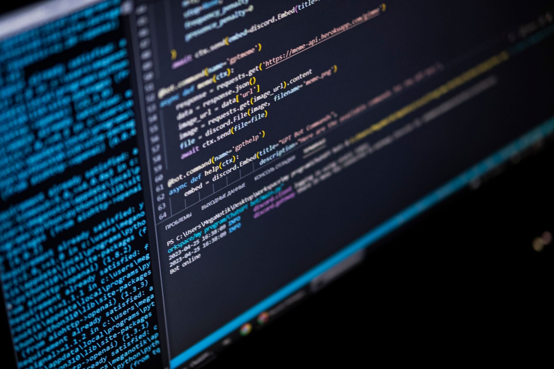 Zbliżenie ekranu z kolorowym kodem HTML, CSS i JavaScript