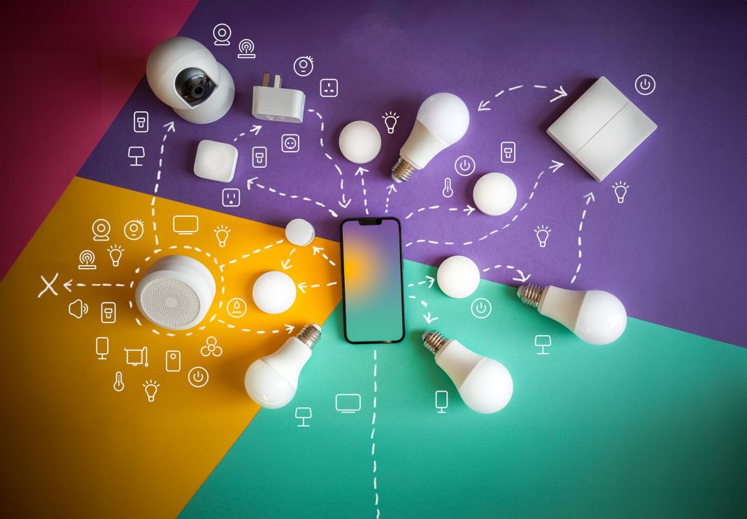 Inteligentne urządzenia domowe i smartfon prezentujące automatyzację IoT