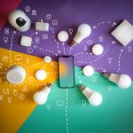 Inteligentne urządzenia domowe i smartfon prezentujące automatyzację IoT