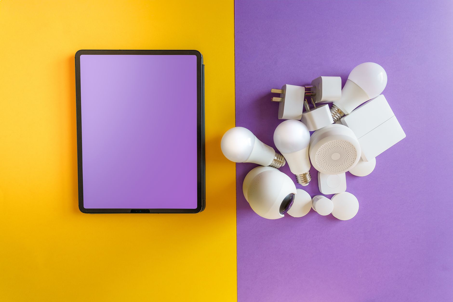 Urządzenia smart home i tablet na żółto-fioletowym tle