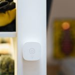Jak wykrywać wycieki wody w budynku za pomocą czujników IoT? Inteligentny włącznik światła w nowoczesnym wnętrzu