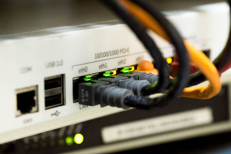 Kable Ethernet podłączone do router