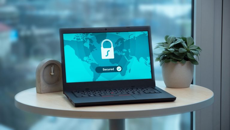 Laptop z ikoną kłódki na stole